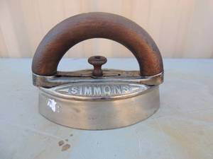 lot 10 image: Mini Simmons iron wooden handle special edition wireless 5x5x2