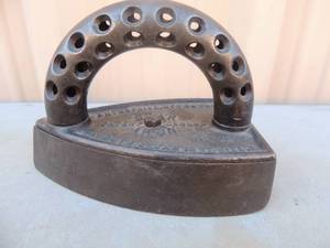 lot 18 image: Star patent group iron number 76 PatD October  1-67 thru Jan.18 1977 size 3 cast iron handle with oles 6x7x3