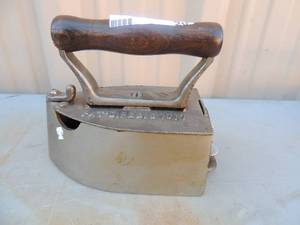 lot 20 image: Cast iron wooden handle The Eveready Patd 2-6 1917 great condition