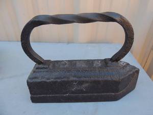 lot 24 image: OHS cast iron vintage iron with twisted handle 6x9x3