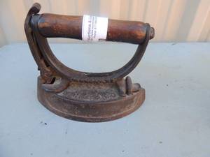 lot 25 image: Sersable #25 Iron wooden handle 5x7x3