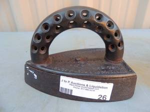 lot 26 image: Eateryprize MFG. co. Oct. 1st 1967 cast iron Handle with holes 5x7x4