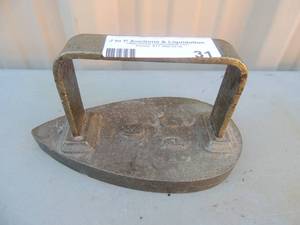 lot 31 image: D.C. #6 cast iron tear drop batton 4x7x4