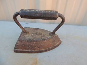 lot 32 image: A.F. Mfg.. cast Iron 4x5x3