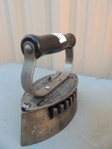 lot 35 image: Albert Lea gas light co. MFRS GEM cast iron 6x7x3