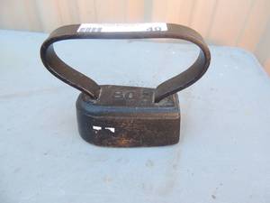 lot 40 image: Tray Iron #80 black flat handle 4x4x2