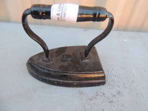 lot 43 image: #3 black cast iron good condition 4x5x3