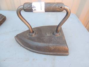 lot 45 image: Cast iron #8 lired handle heavy 5x7x5