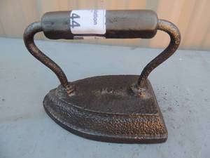 lot 44 image: Cast iron # 5 marking 5x5x4