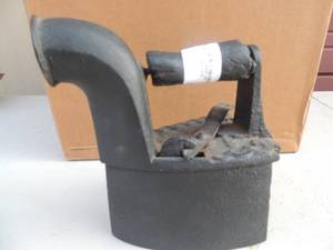 lot 56 image: Black cast iron wood around handle no markings 5x3x7