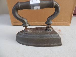 lot 57 image: Solid cast iron no markings 5x3x5