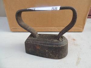 lot 58 image: Cast Iron M. Mahoney Troy, N.Y. #1678 has ridged bottom 4x2x5