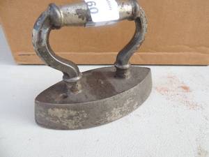 lot 60 image: Cast iron no markings 6x2x4