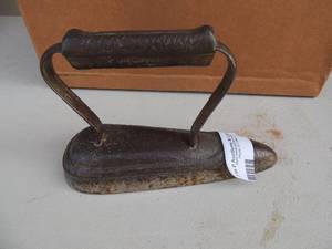 lot 62 image: Cast Iron  no markings 7x3x5