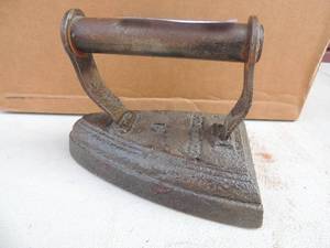 lot 65 image: Cast Iron marked Falairy #8 6x4x4