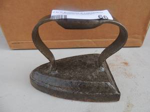 lot 66 image: Cast iron no markings 5x4x4
