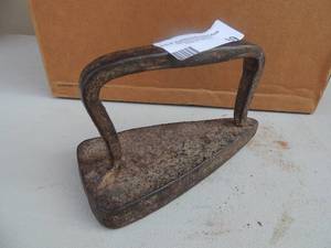 lot 69 image: Cast Iron no markings 6x3x4