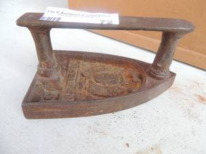 lot 72 image: Gendarme cast iron market #5 6x4x3
