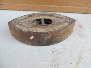 lot 74 image: Cast iron marked Mrs. Potts no handle 1 loop 6x3x2