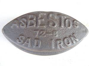 lot 78 image: Cast iron no handle marked 72-B sad iron 6x3x2