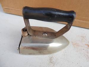 lot 80 image: Baby Betsy Ross electric iron made by central flat iron MFG. Co. Johnson city N.Y. volts 110-120 watts 170 4x2x3