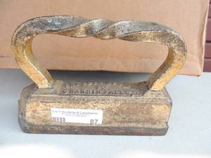 lot 85 image: Cast iron with handle marked #7 Falkley 6x4x4