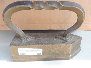 lot 88 image: Cast Iron marked #14 9x3x6