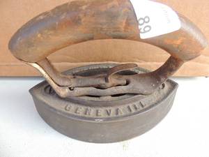 lot 89 image: Cast iron removable handle marked Howell Co. Geneva, Ill. 6x3x5