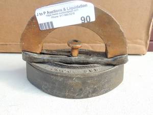 lot 90 image: Cast Iron removable handle sad iron Mrs. Potts 6x3x4