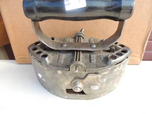 lot 91 image: Cast Iron removable handle Patented August 18th 1914-October 31st 1916 7x4x7