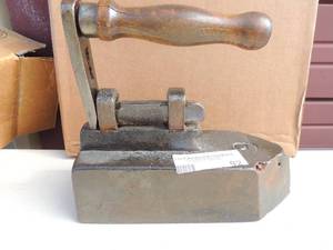 lot 92 image: Cast Iron removable handle #6 on top 9x2x8