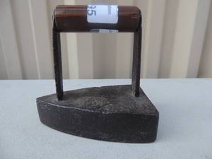 lot 95 image: Cast iron no markings  4x3x4