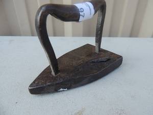 lot 97 image: cast iron with handle no markings 5x3x3