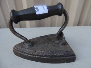 lot 98 image: Cast iron with handle marked #9 6x4x5