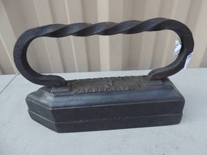 lot 99 image: Cast iron with handle Marked JJ.L haven and co. #3 patented Sept. 1973 19x3x6