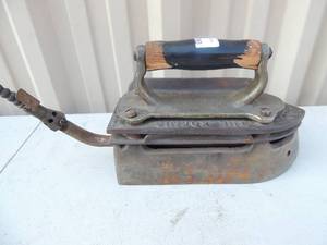 lot 100 image: Cast Iron with handle Koenig Gas Irons The Koenig K3-14 Patented Oct. 28, 1913 10x4x7