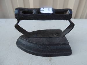 lot 101 image: Black cast iron with handle no markings 6x3x5