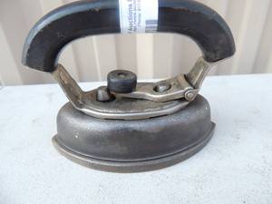 lot 102 image: Cast iron with removable handle no markings 6x3x5