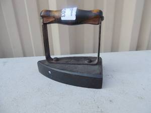 lot 103 image: Cast iron with handle marked  #3 6x3x5