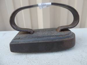 lot 104 image: Cast iron with handle no marking 6x3x3
