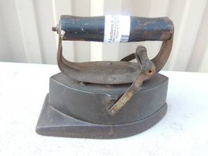 lot 106 image: Cast iron with handle marked Pat. May 221900 7x3x5