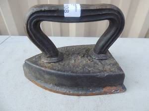 lot 108 image: Cast iron with handle marked #18 8x5x6