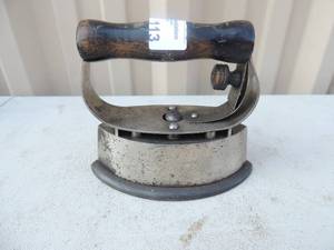 lot 113 image: Cast iron with removable handle no markings 6x3x5
