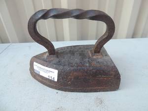 lot 114 image: Cast iron with handle unreadable markings 8x5x6