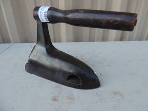 lot 115 image: Cast iron with handles no markings 8x4x7