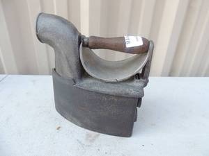 lot 116 image: Cast iron with handle no markings 6x4x8