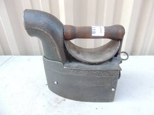 lot 118 image: Cast iron with handle Pat. April date unreadable 7x4x8