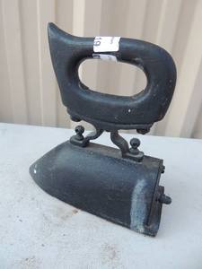 lot 119 image: Cast iron with handle no markings 8x3x8