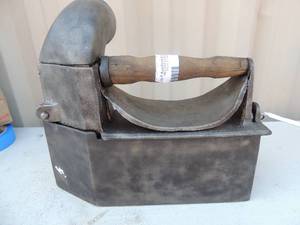 lot 122 image: Cast iron with handle no markings 10x3x10