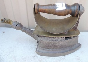 lot 124 image: Cast iron  with handle marked R and A main London and Falkirk patent #402 6x4x6